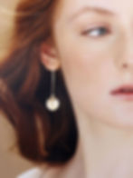 OPALINE | Boucles d'oreilles en or rempli avec calice doré et perle opale | Créatrice belge de bijoux CS Atelier