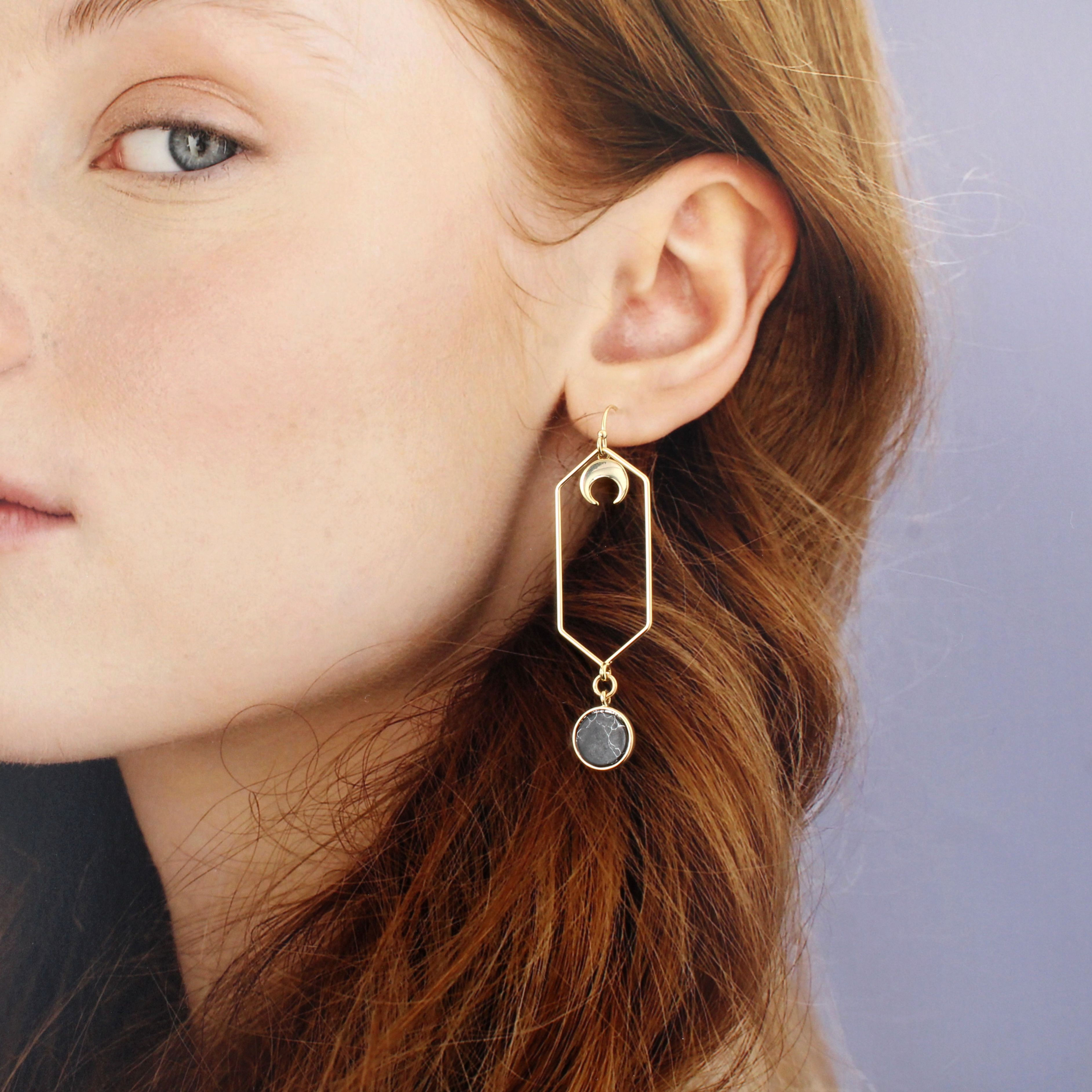 NOX | Boucles d'oreilles asymétriques en Gold Filled et howlite noir | Créatrice belge de bijoux CS Atelier