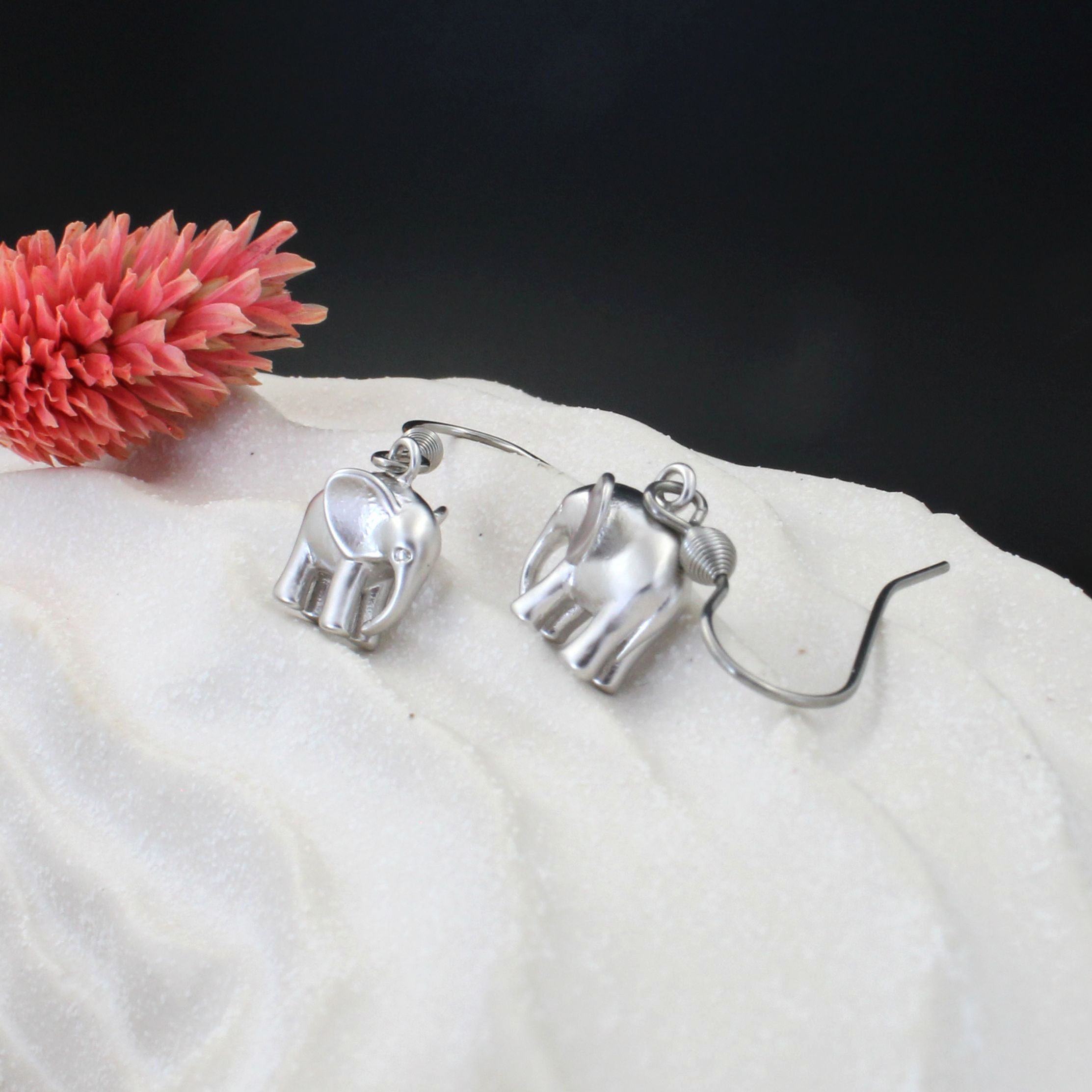 Boucles d'oreilles minimalistes avec éléphant argenté | CS Atelier