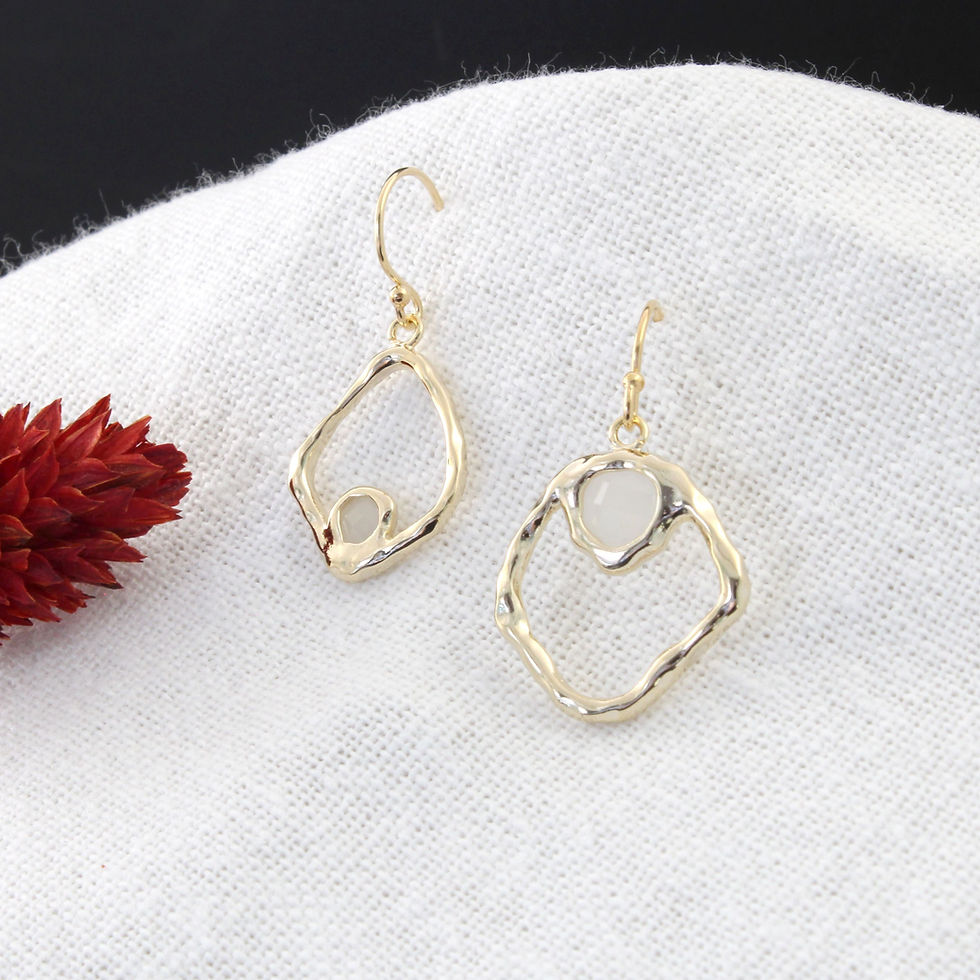 LOU | Boucles d'oreilles asymétriques organiques et martelées | Or ou argent 925 | Créatrice belge de bijoux CS Atelier