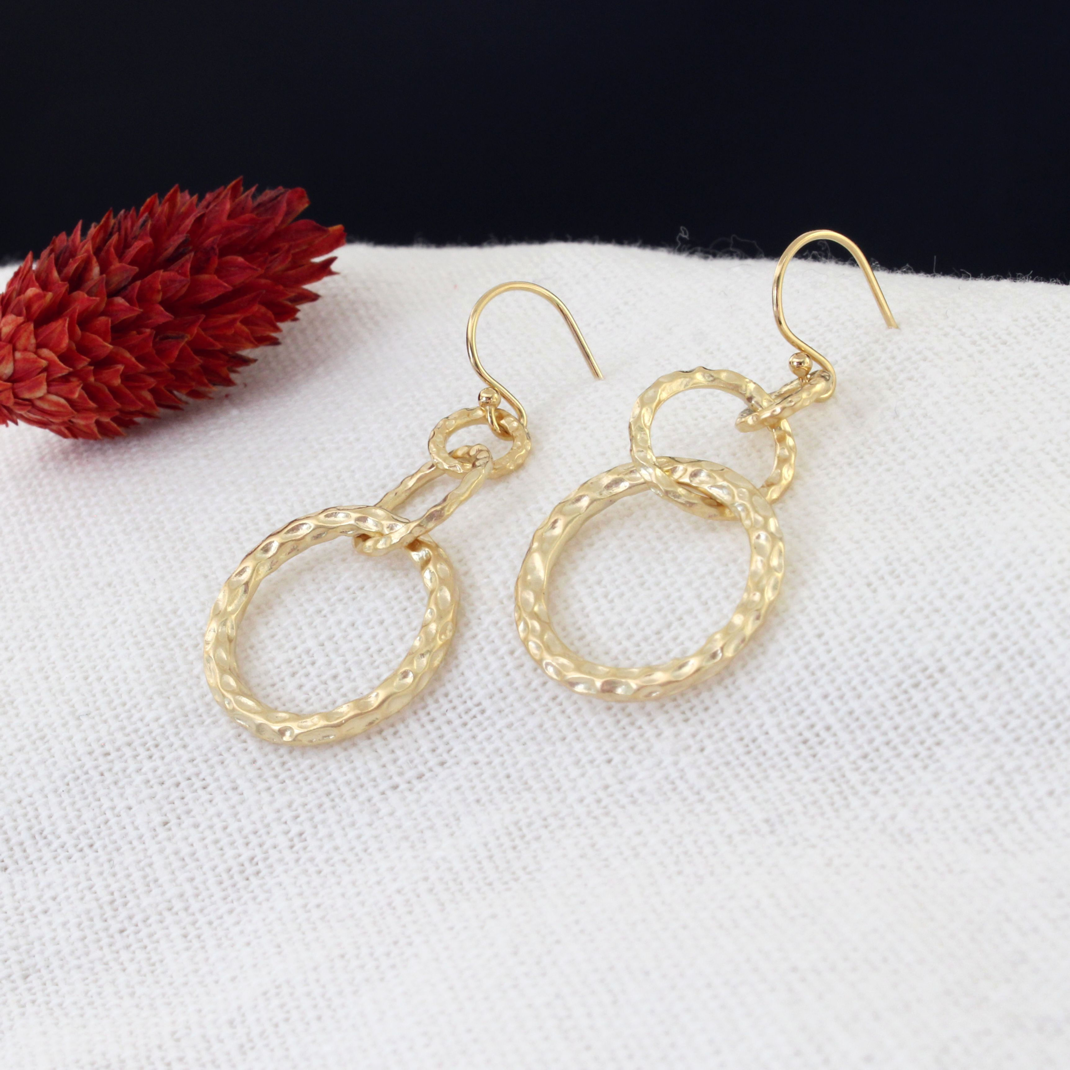 ELIORA | Boucles d'oreilles Gold Filled 14K avec 3 anneaux entrelacés dorés et martelés | Créatrice belge CS Atelier