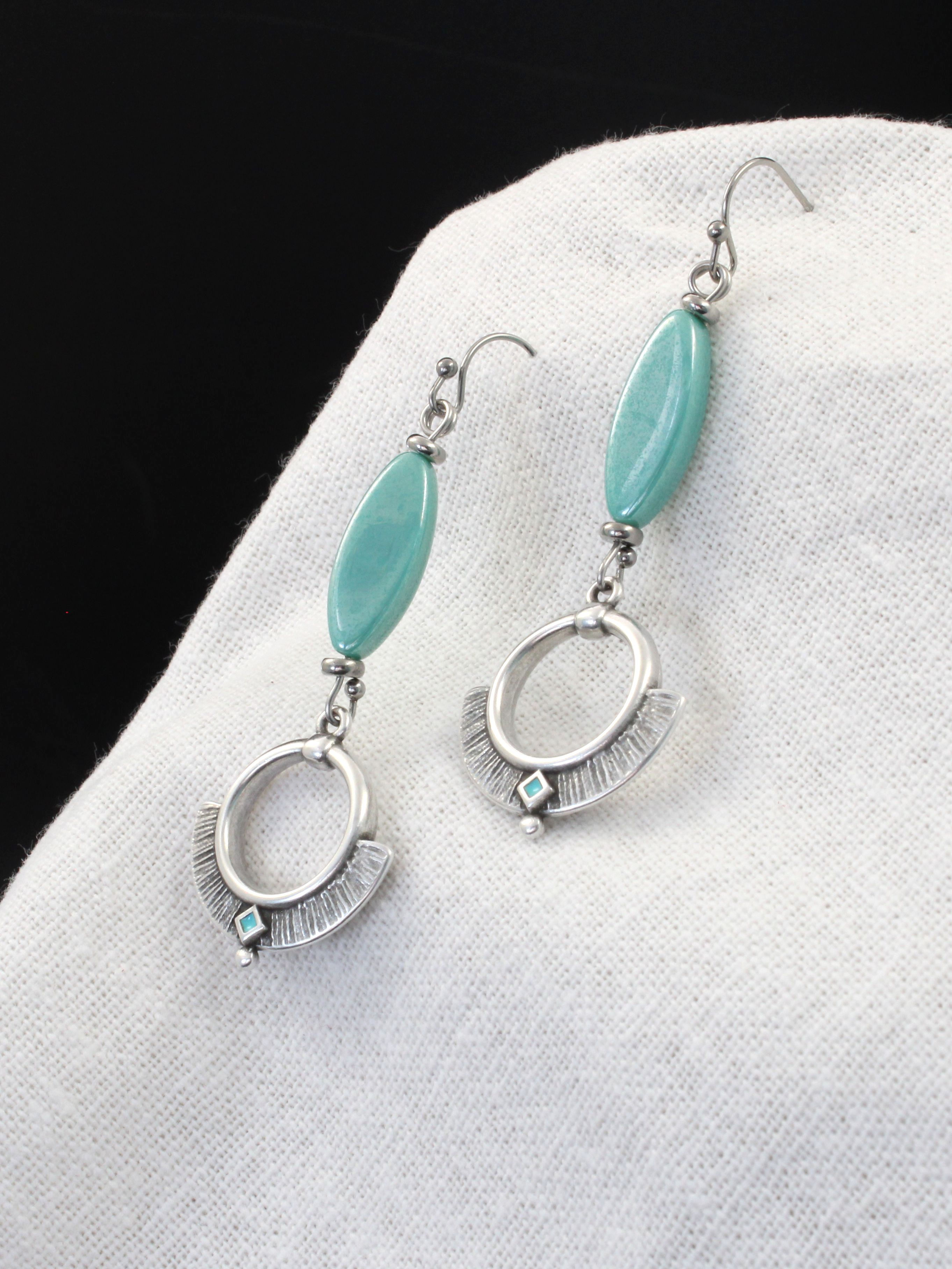 Boucles d'oreilles pendantes texturées en acier, zamac plaqué argent et turquoise