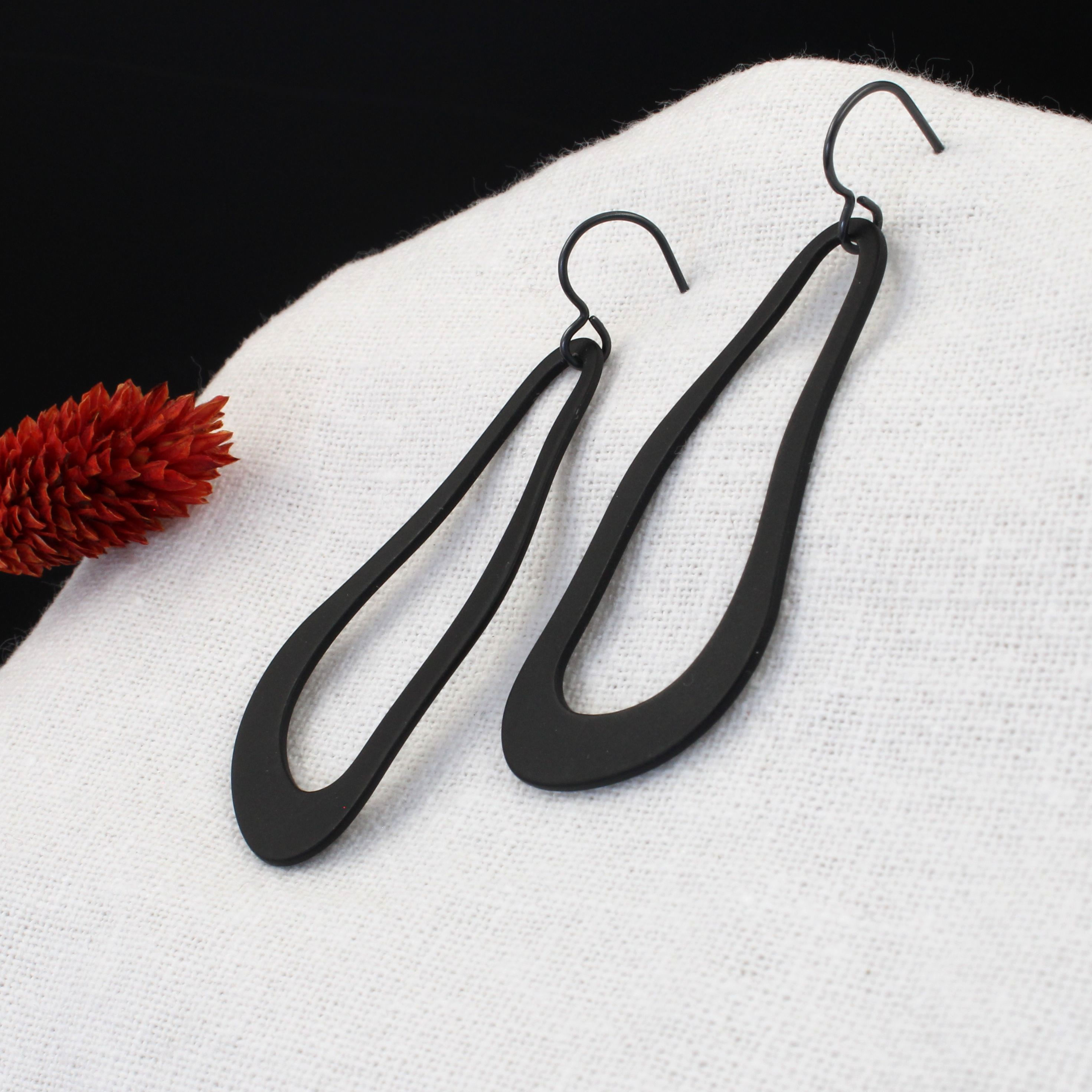 La Rémanence absolue | Boucles d'oreilles surréalistes avec goutte fondue noire | Créatrice belge de bijoux - CS Atelier
