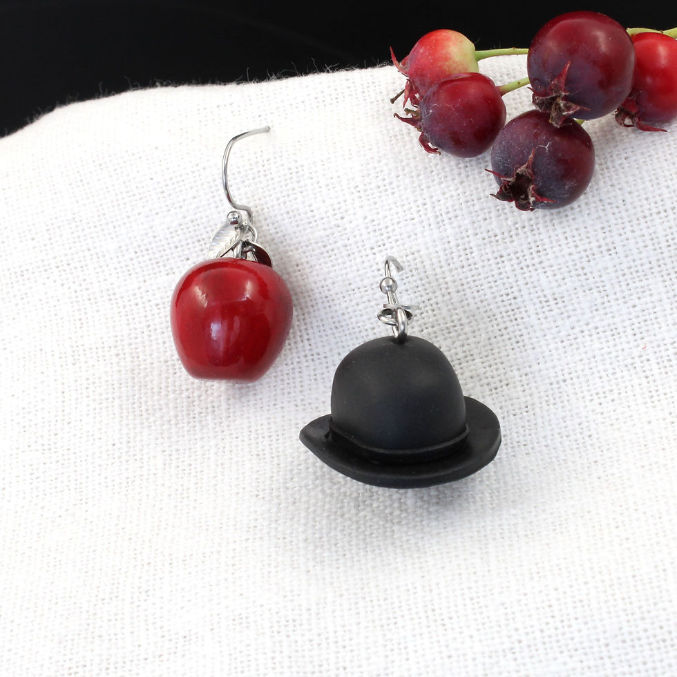 L'impertinence | Boucles d'oreilles surréalistes chapeau et pomme | Créatrice belge de bijoux - CS Atelier