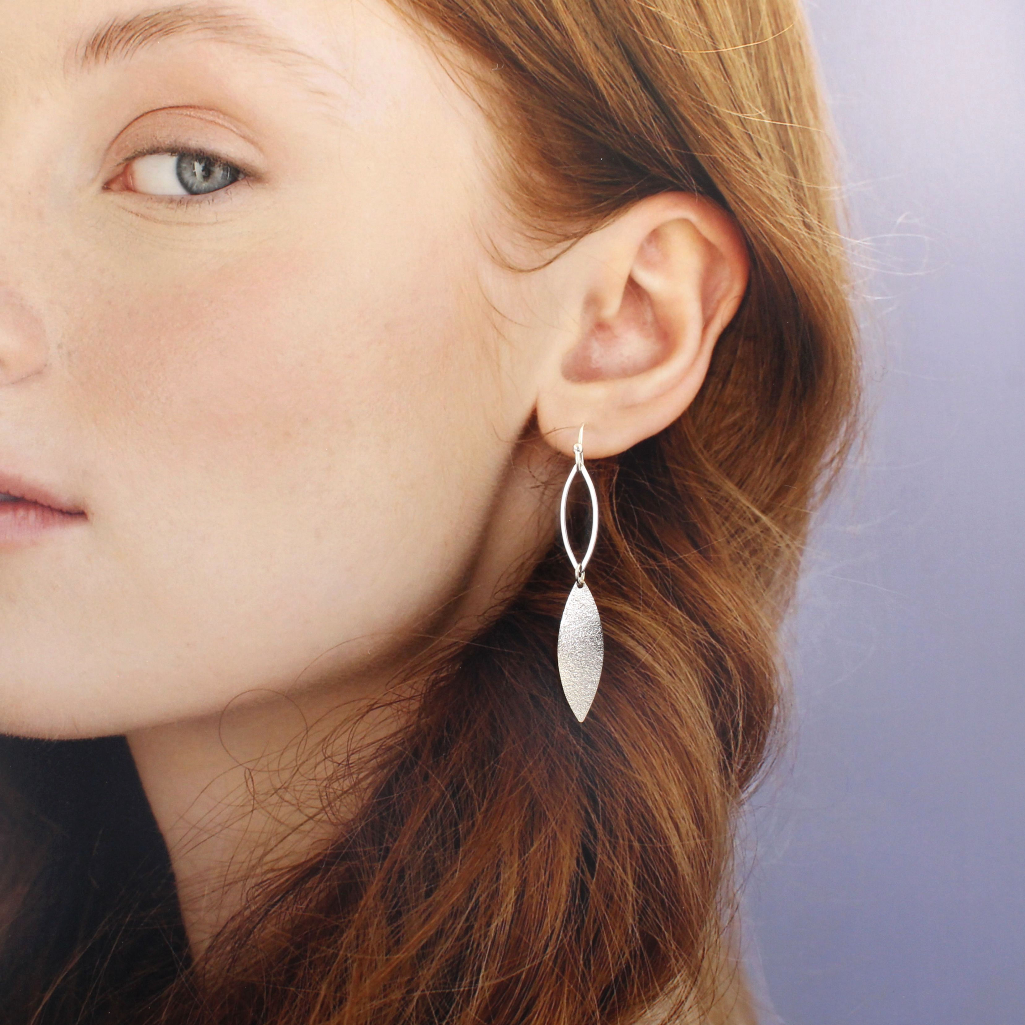LOTIS | Boucles d'oreilles en argent 925 avec feuille torsadée texturée | Créatrice belge de bijoux CS Atelier