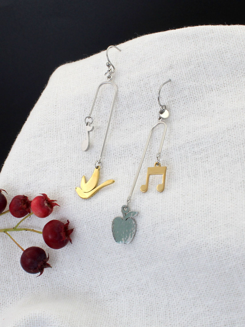 Le Chant des possibles | Boucles d'oreilles asymétriques surréalistes | Créatrice belge de bijoux CS Atelier