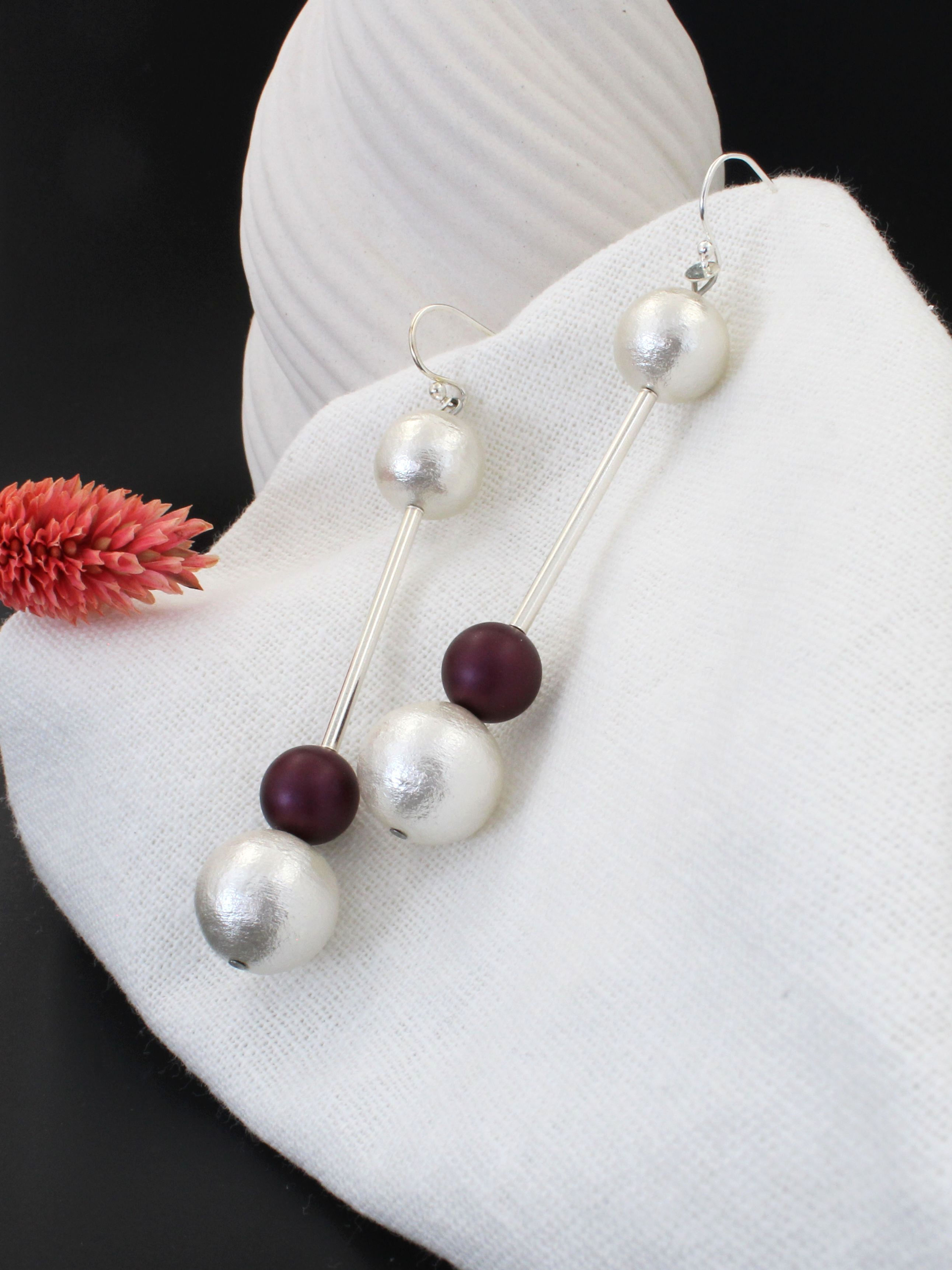 IDYE | Boucles d'oreilles contemporaines en argent 925 avec perles blanches et bordeaux | Bijoux CS Atelier
