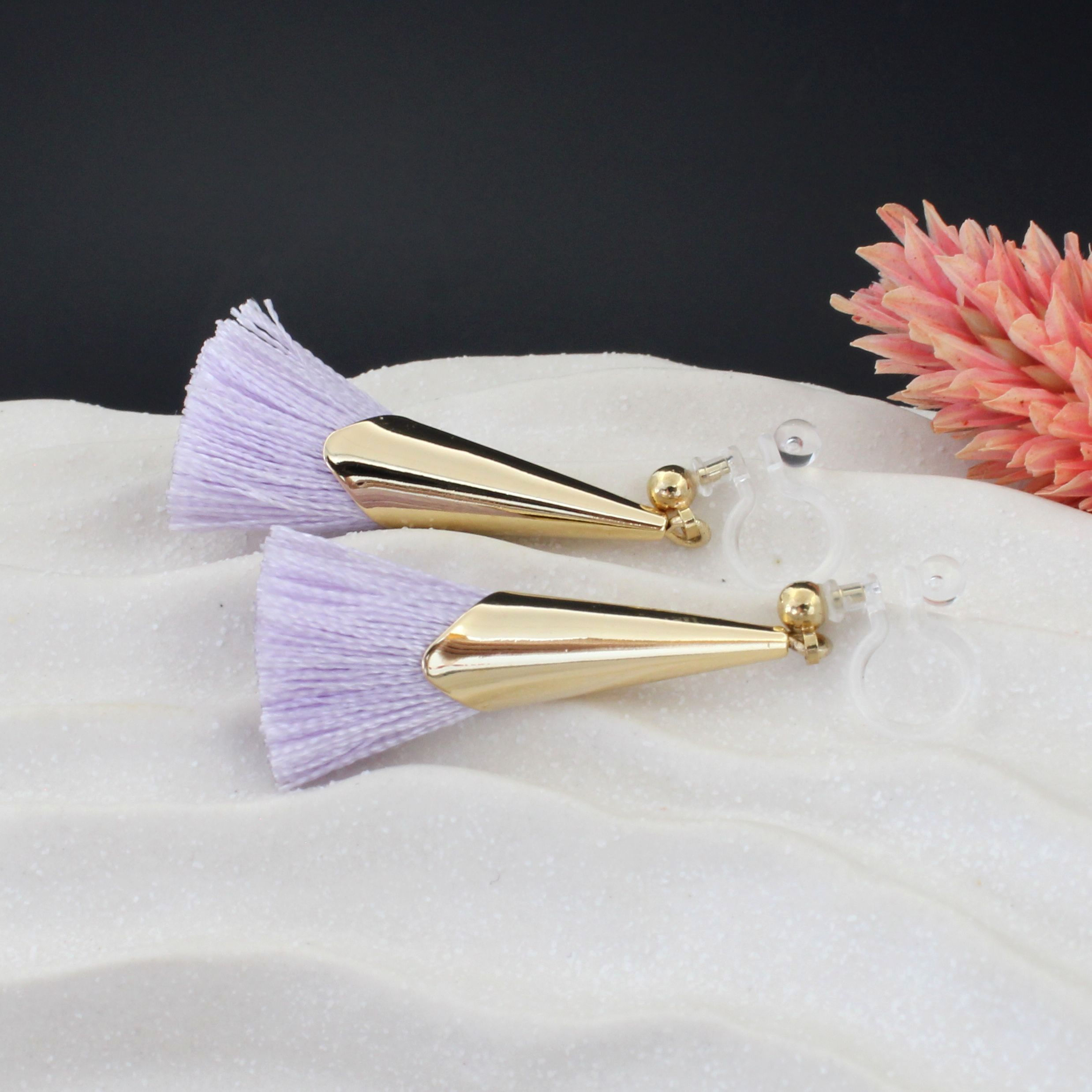PRIANA | Boucles d'oreilles dorées avec pompons colorés et clips invisibles sans piercing | Bijoux CS Atelier