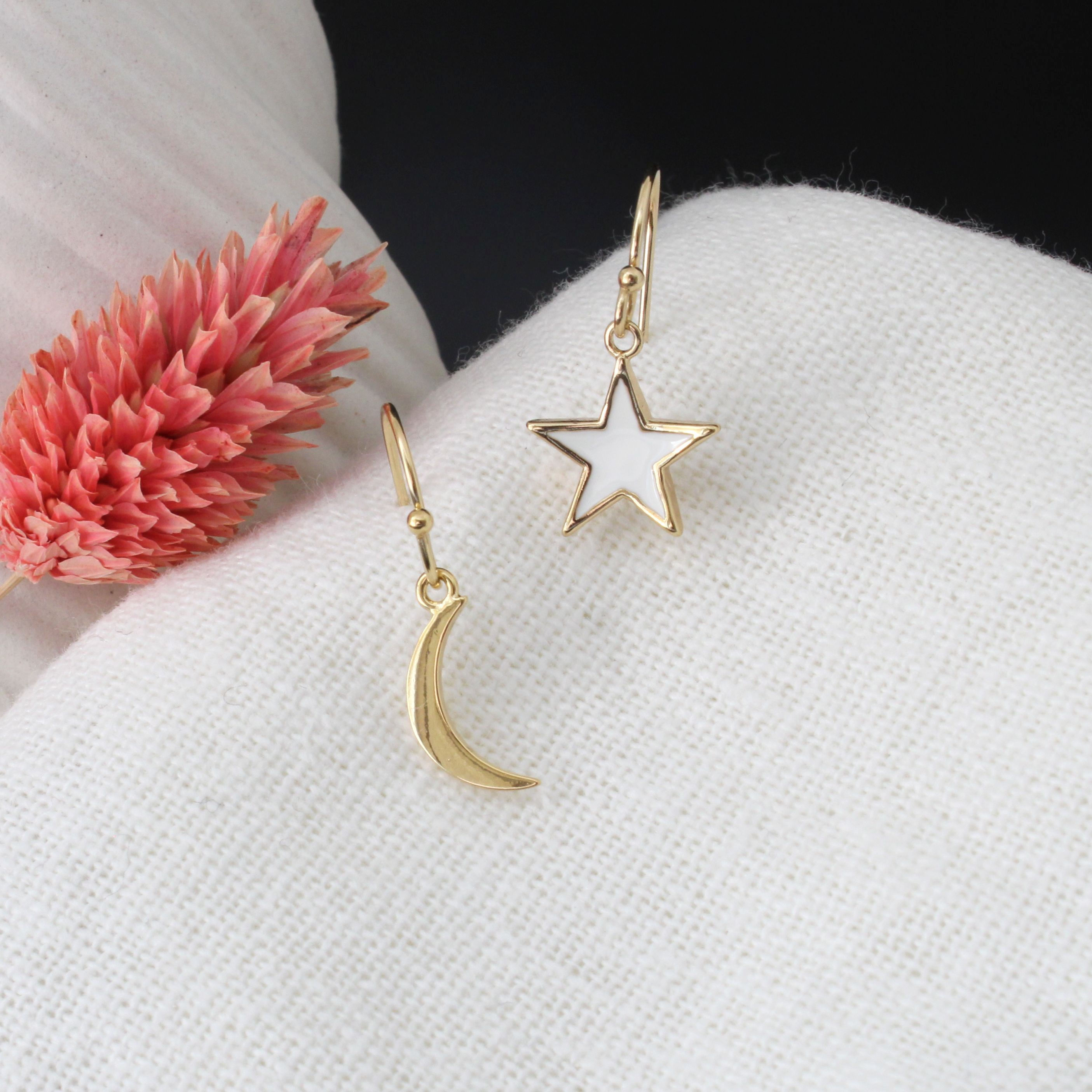 ORION | Boucles d'oreilles célestes asymétriques lune et étoile dorée | Créatrice de bijoux CS Atelier
