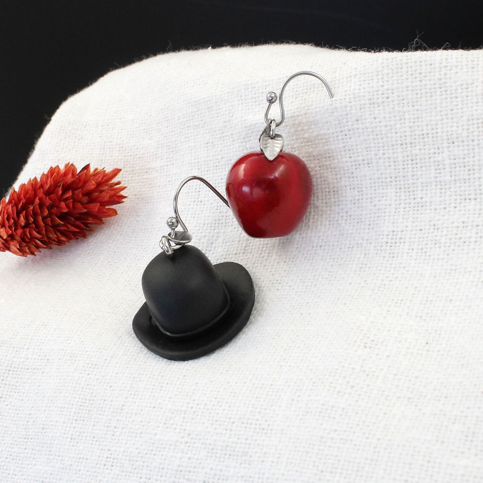 Miniature : L'impertinence | Boucles d'oreilles surréalistes chapeau et pomme | Créatrice belge de bijoux - CS Atelier