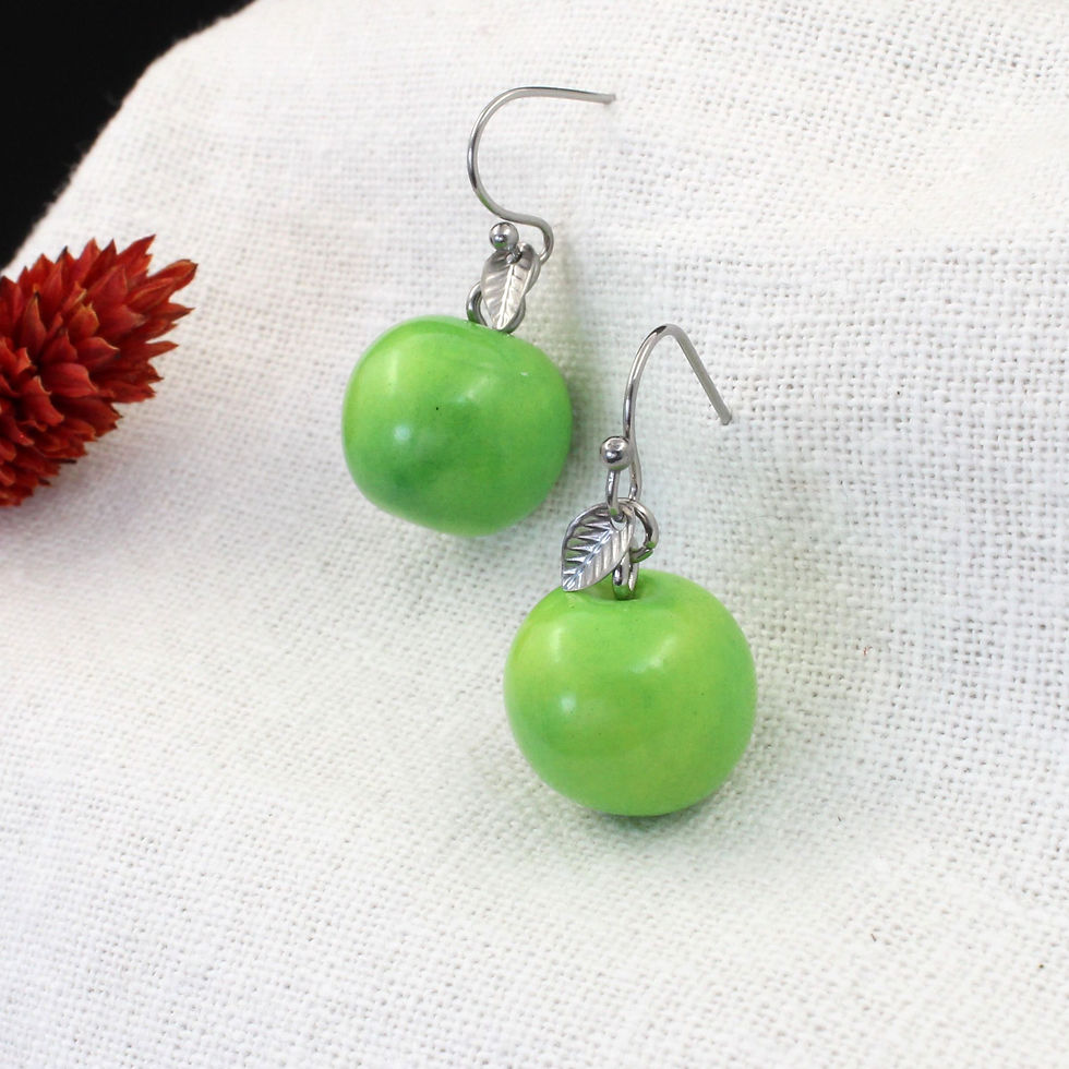 La Pièce maîtresse | Boucles d'oreilles Pomme verte surréaliste | Créatrice belge de bijoux - CS Atelier