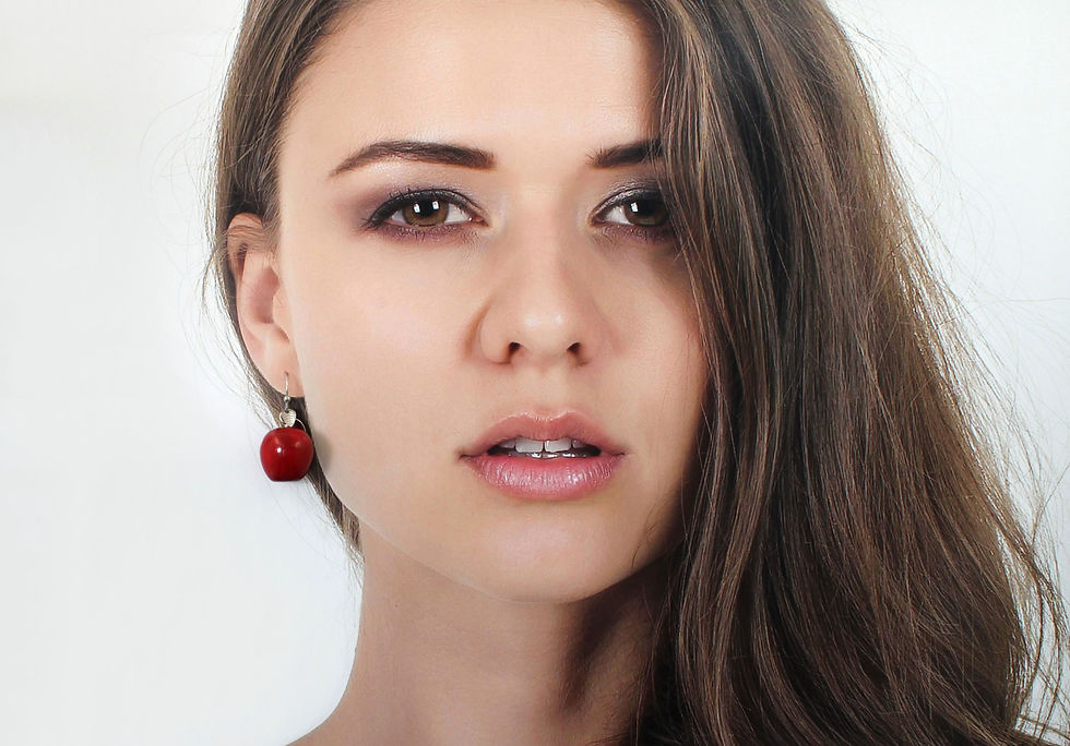 L'impertinence | Boucles d'oreilles surréalistes chapeau et pomme | Créatrice belge de bijoux - CS Atelier