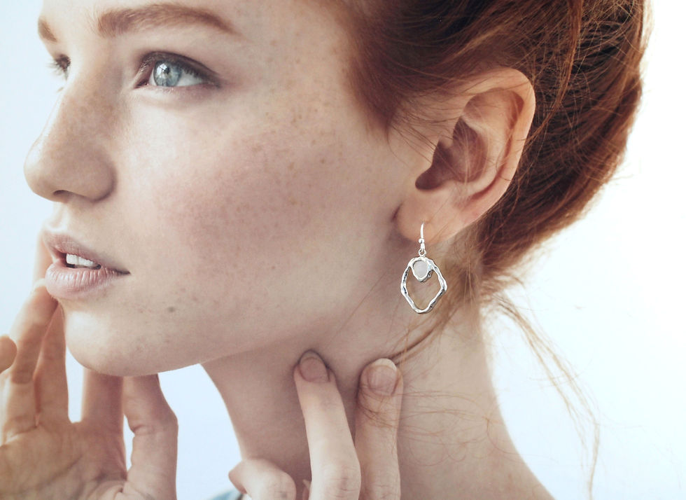 LOU | Boucles d'oreilles asymétriques organiques et martelées | Or ou argent 925 | Créatrice belge de bijoux CS Atelier