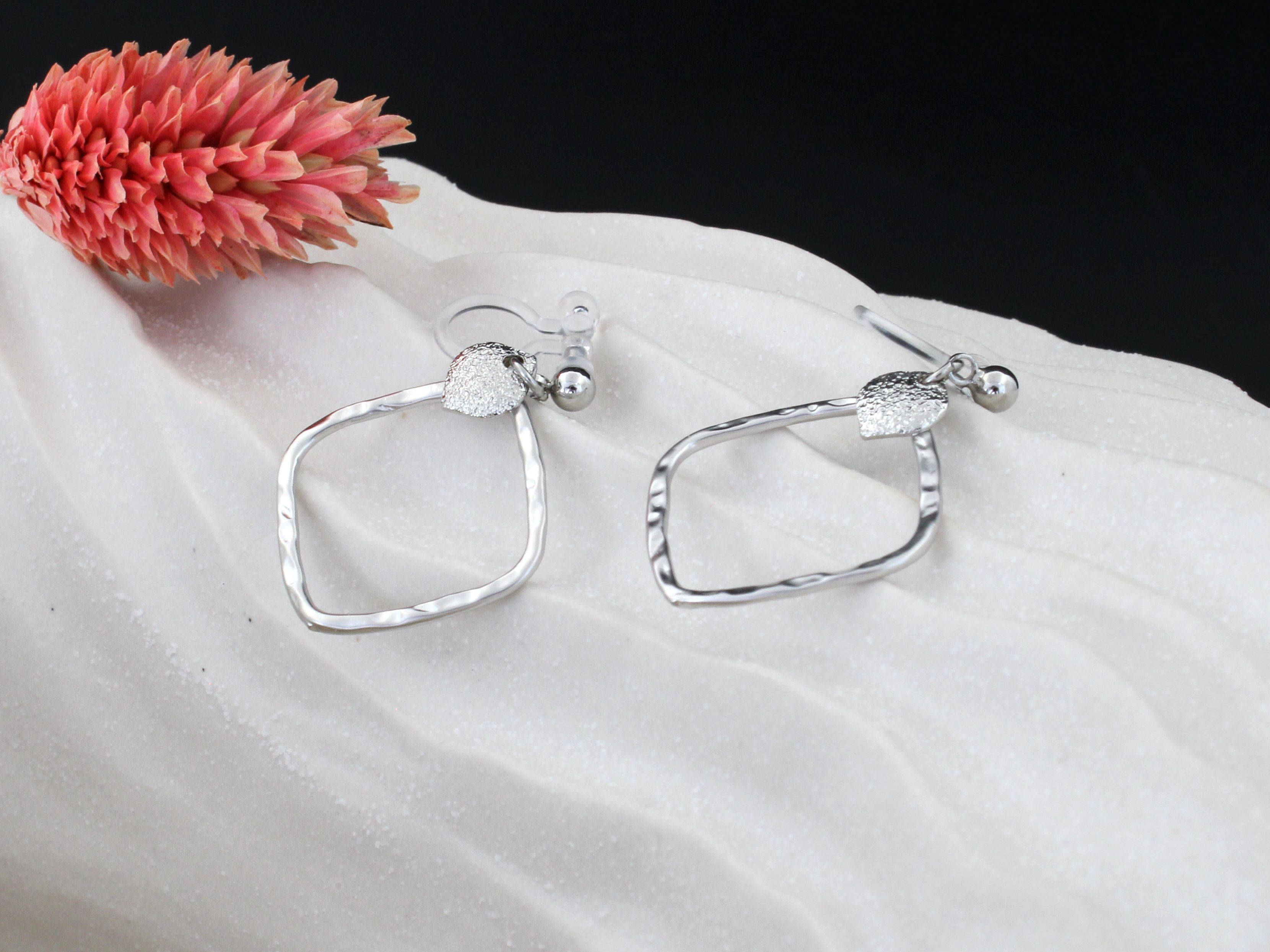 KEI | Boucles d'oreilles losange argenté martelé avec clips invisibles | Oreilles non percées | Bijoux CS Atelier