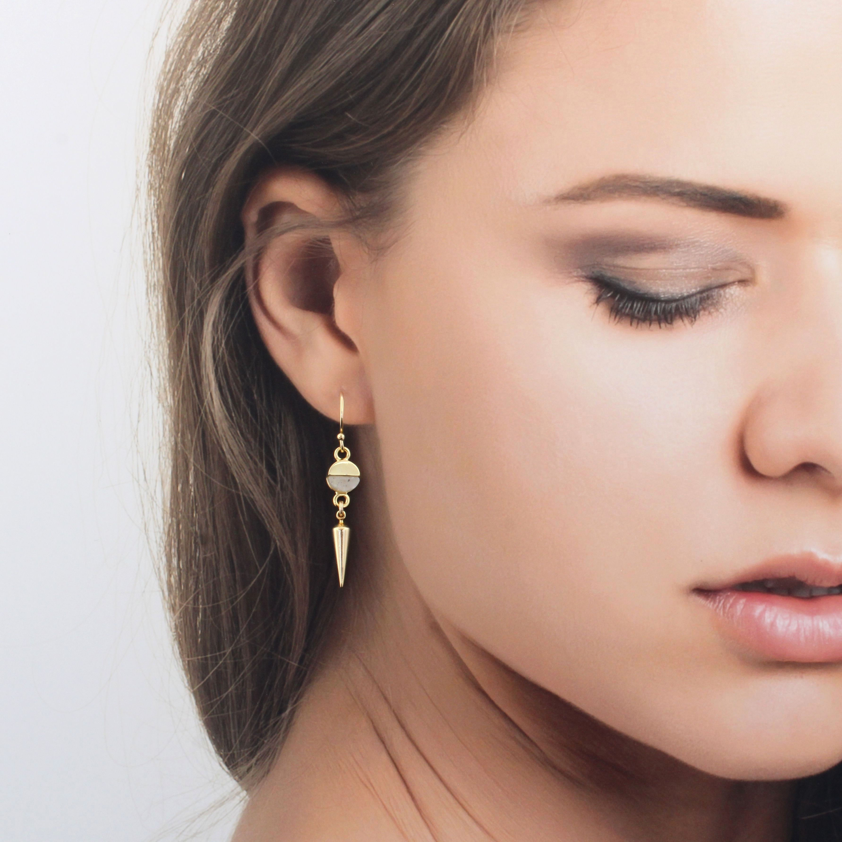 Artémisia | Boucles d'oreilles célestes asymétriques en Gold Filled 14K et labradorite | Bijoux CS Atelier