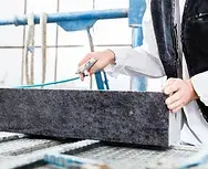 熟練の職人による細部の研磨