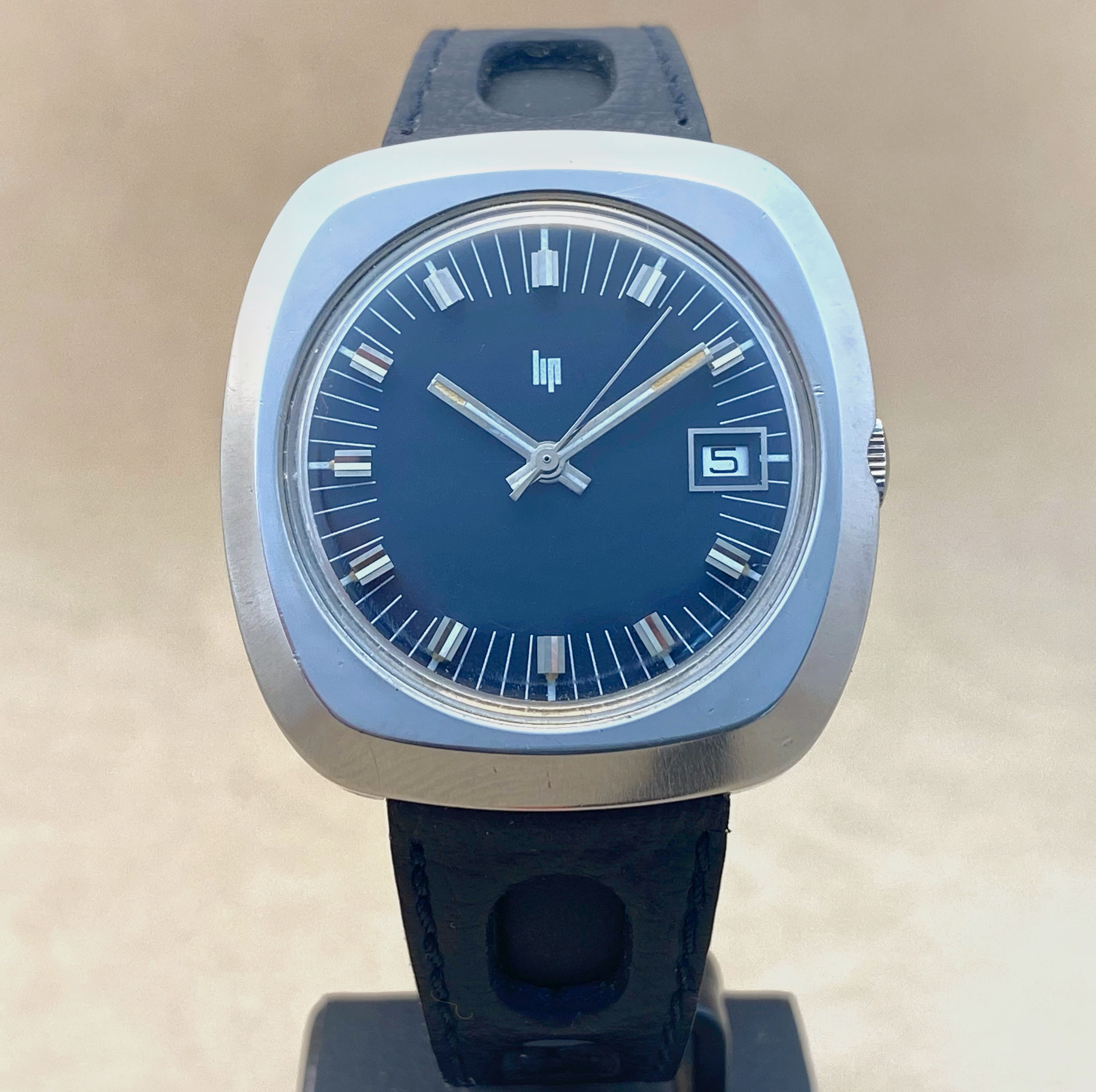 Lip Vintage Mechanical Design