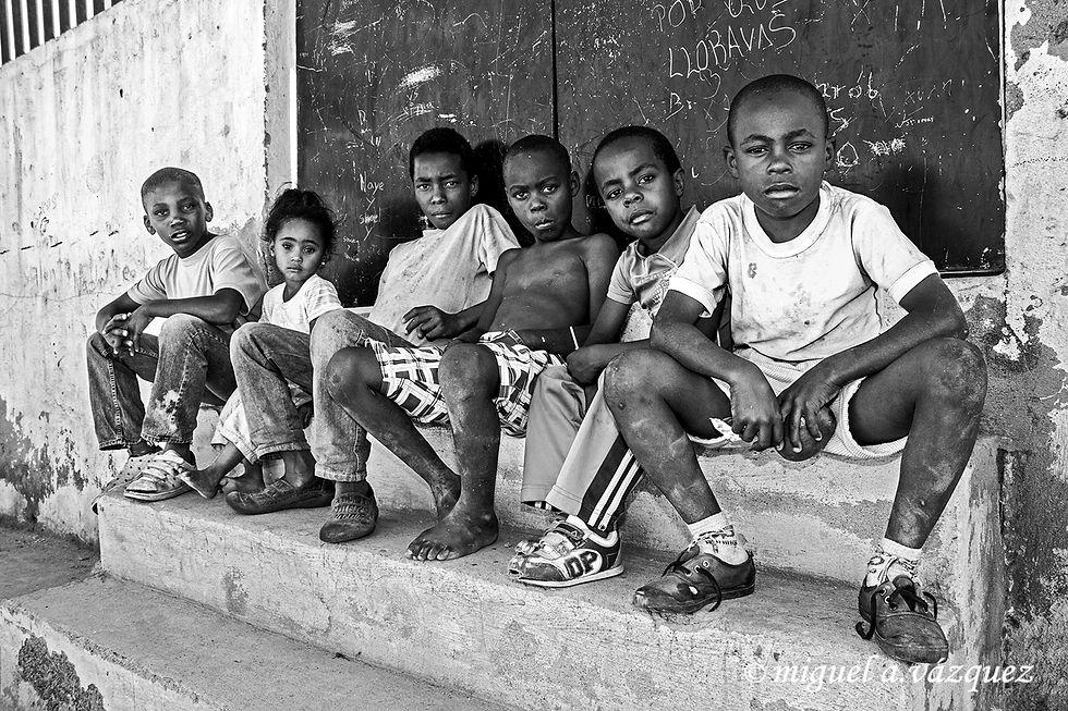 Niños-frente-a-porton-FINAL_baja_resolucion_Miguel_Vázquez