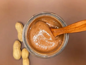 Pâte à tartiner artisanale au chocolat noir Valrhona 70% avec cacahuètes et fleur de sel de Guérande, texture onctueuse et goût intense.