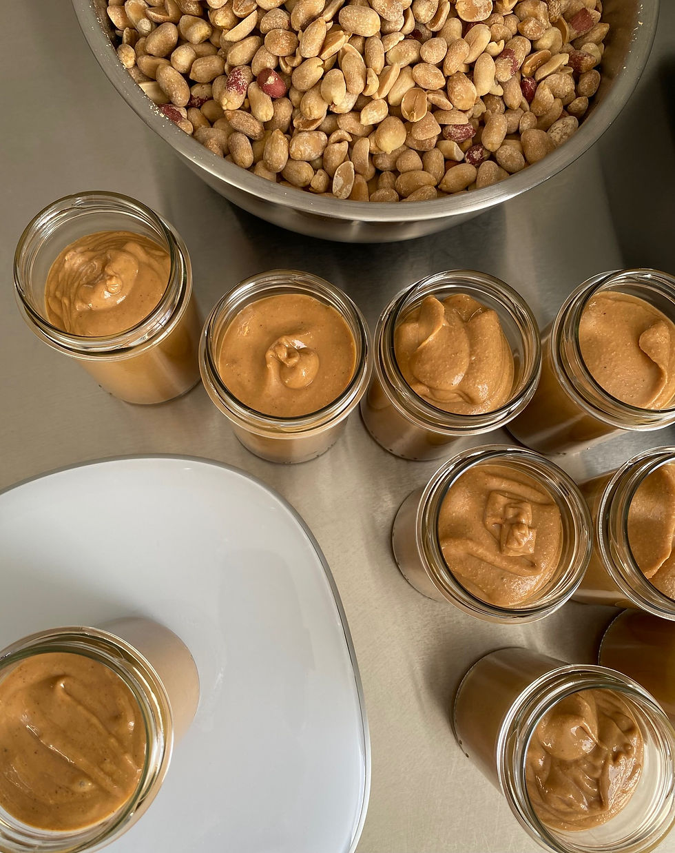 Gros plan sur un pot de beurre de cacahuète naturel crémeux