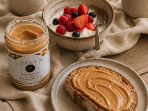 petit déjeuner équilibré composé d'une tartine de beurre de cacahuète, d'un skyr, de fruits rouges et d'un café.