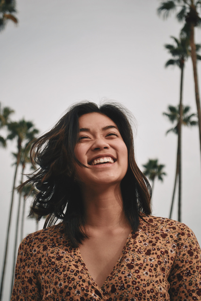 Uma mulher de cabelos curtos e escuros sorrindo