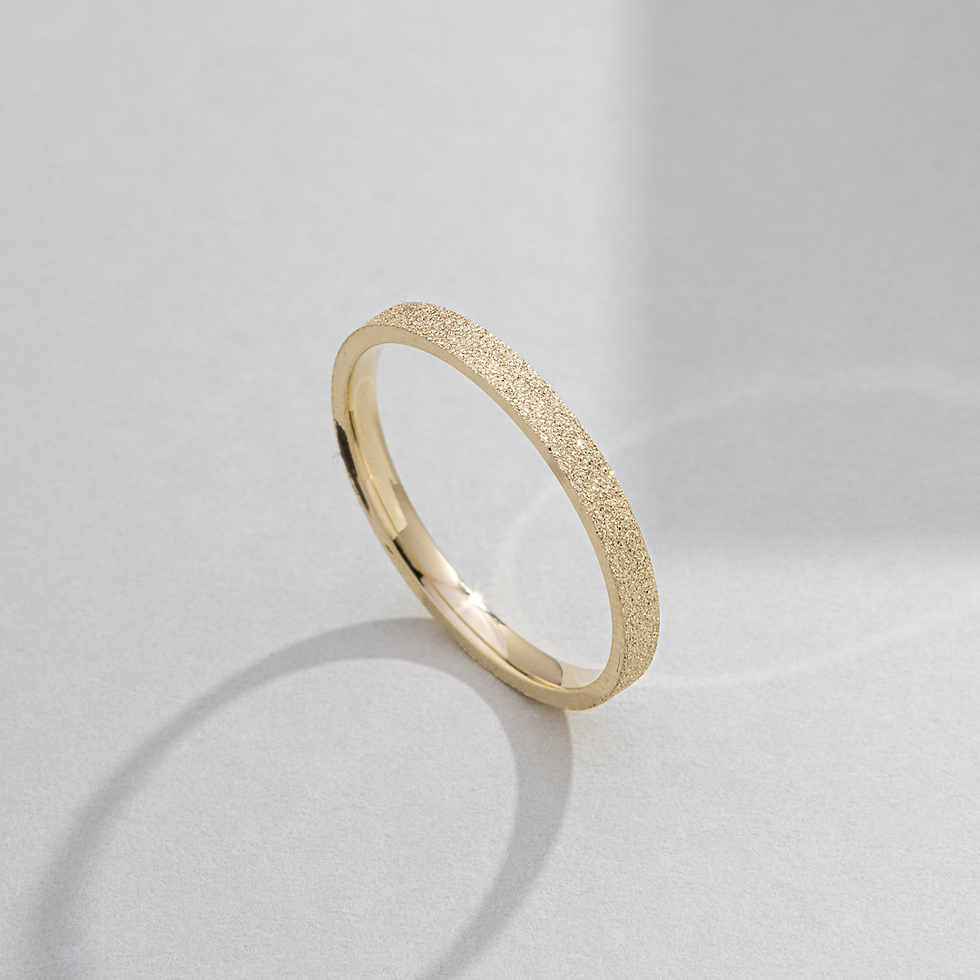 aliança de casamento modelo fino de dois milímetros com detalhe diamantado por fora