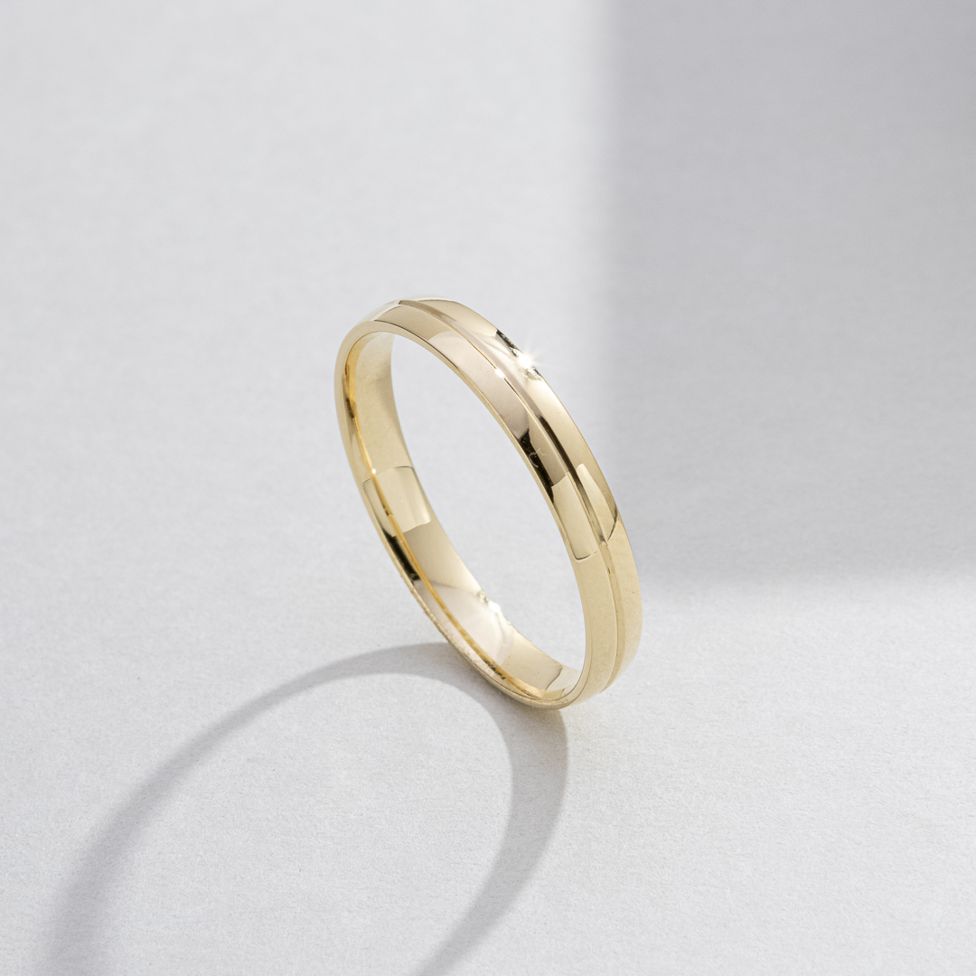 aliança de casamento modelo tradicional abaulada e anatômica com friso no centro