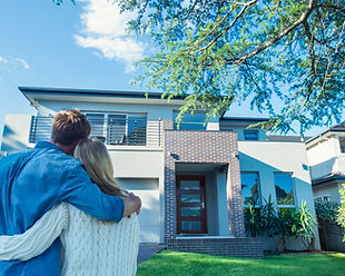 Pareja frente a una bonica casa