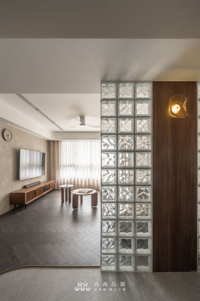 新北住宅-空心玻璃磚玄關牆設計案例：有時空心玻璃磚不需要連續砌到整面，可以靈活搭配室內木作,做兩處不同區隔，此案使用Design款的弧型收邊磚,讓收邊順滑無銳角，更顯設計的細膩與巧思​。