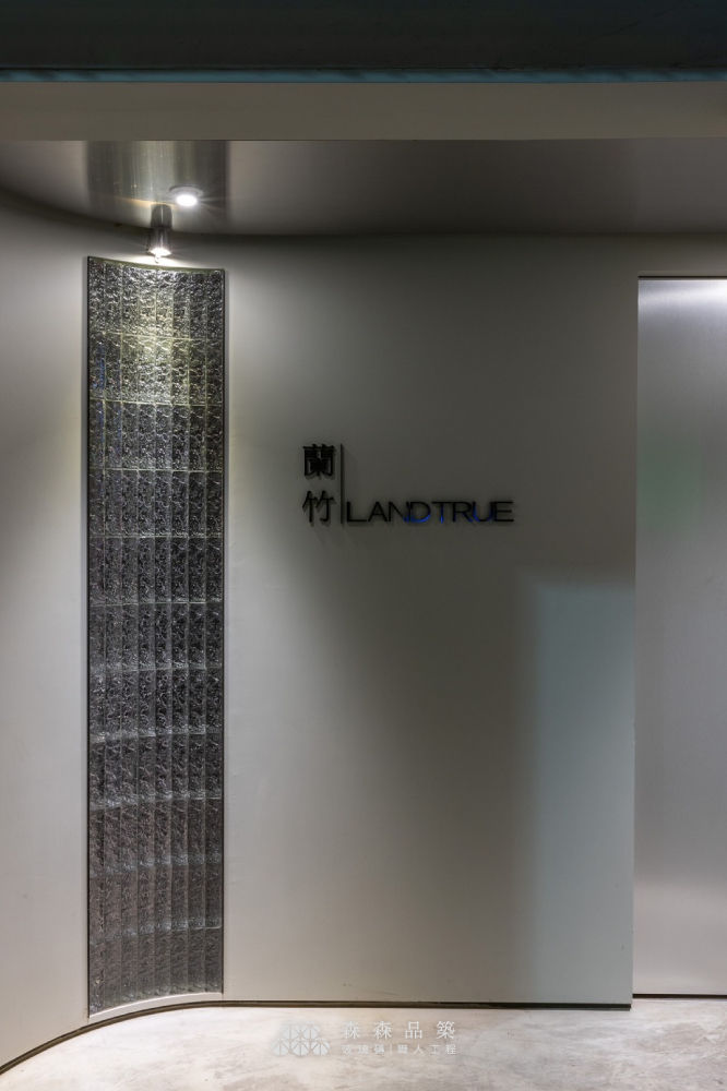 以直立躺砌方式排列玻璃磚，在牆面轉折處的施作，轉出精美的弧線，兩盞燈光不同射角的安排，讓玻璃磚牆又多了層次感。