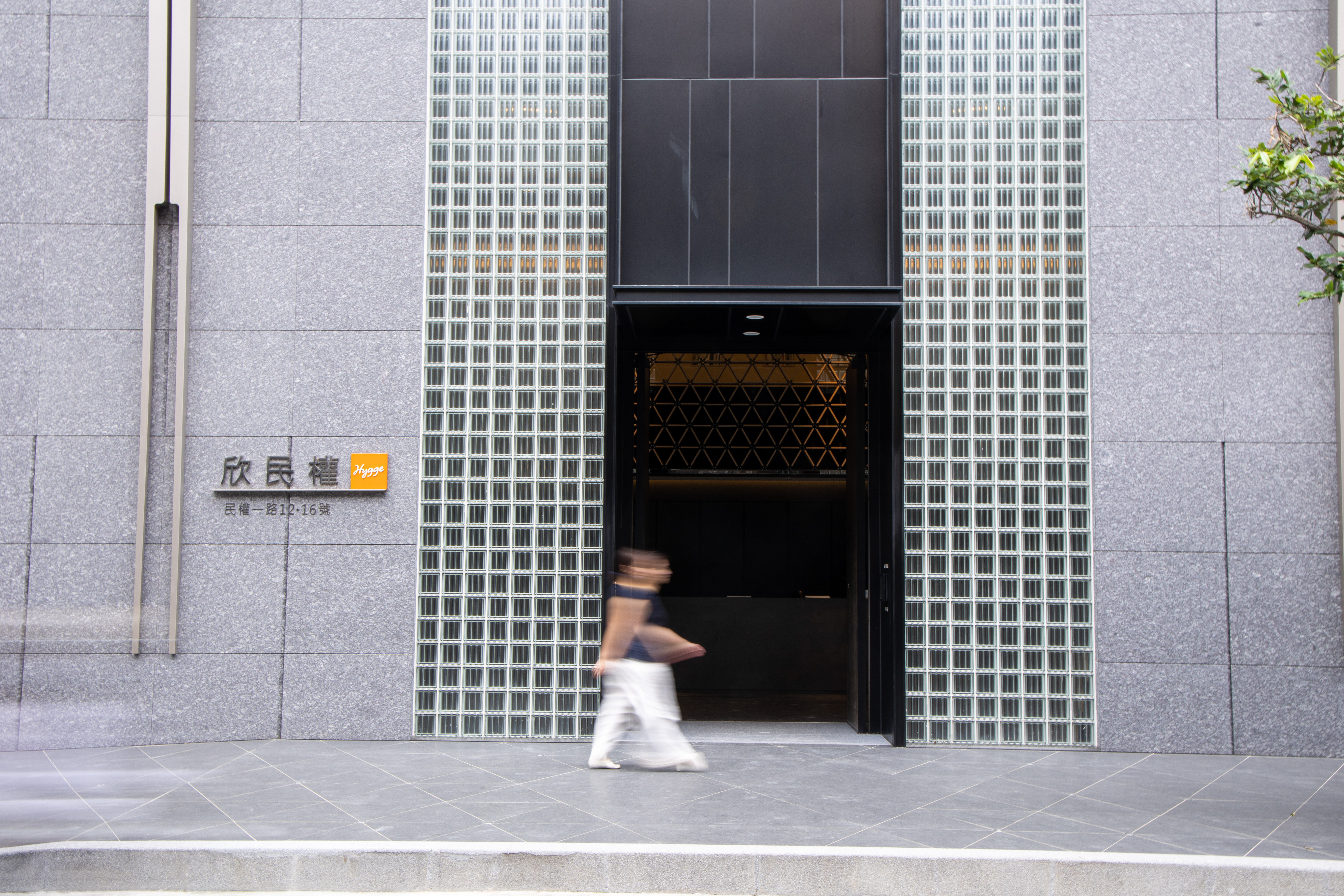 玻璃磚設計案例-高雄建案大樓外牆空心玻璃磚設計｜森森玻璃磚