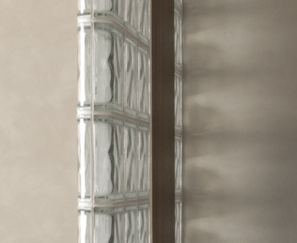 空心玻璃磚施工流程5 - 砌築玻璃磚牆時,其水平與垂直補強鋼筋應按設計圖所示設置,鋼筋切忌觸碰玻璃磚。