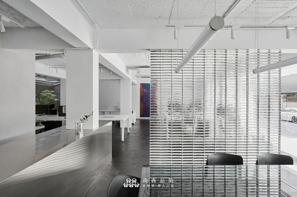 實心玻璃磚水波光膠築躺砌工法，商業辦公室隔間牆，玻璃材質透明磚牆風格，四周白色漆相呼應，理性又冷靜的氛圍油然而生。