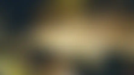 實心玻璃磚​、空心玻璃磚這類的透明建材在各式空間設計裡看起來很漂亮，但是擔心在自己家中或建案裡採光條件不理想，怕弄巧成拙？  「既是通透性建材就會有它發光的道理，如果空間先天條件不佳就由後天燈光計畫中來漂亮解決。」  許多讀者來信在看完前面幾篇介紹玻璃實心磚的文章後，才知道有這麼樣一個建材存在，除了思考該如何運用於空間中，更煩惱的是該如何運用於本身＂採光條件相較貧瘠＂的建物。今天就讓筆者不藏私在下列幾個案例中來介紹幾個常見的操作方法吧！