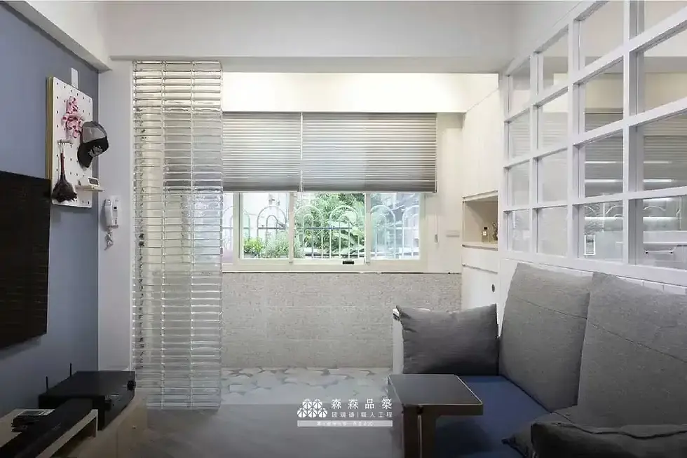 難度-中 | 單邊玻璃磚靠牆,上下頂天立地，實心玻璃磚＆泥躺應用。玻璃磚玄關採光｜森森玻璃磚