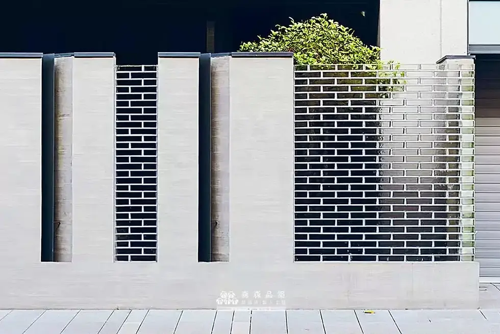 自然光＋綠色植栽永遠是實心玻璃磚最好的搭配。玻璃磚外牆｜森森玻璃磚