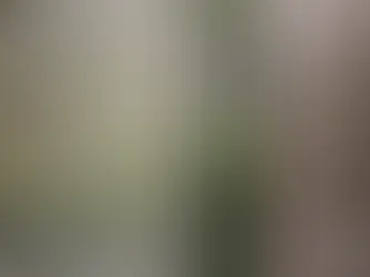 理性線條交織的鑽孔實心玻璃磚牆，近年來深受設計師青睞，廣泛應用於玄關、商業空間主牆與展示區域。不少客戶常問：同樣是實心玻璃磚牆，為何有些需要鑽孔、有些則否？其施工方式與結構原理究竟有何不同？​