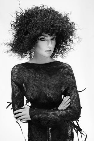 Představujeme autorskou kadeřnickou kolekci "Touch of Darkness” od - Jan Rigó / Toni&Guy. Kolekce pracuje s kontrastem ticha, emocí a skryté temnoty. "Temnota nezmizela — zůstává jako jemná stopa.