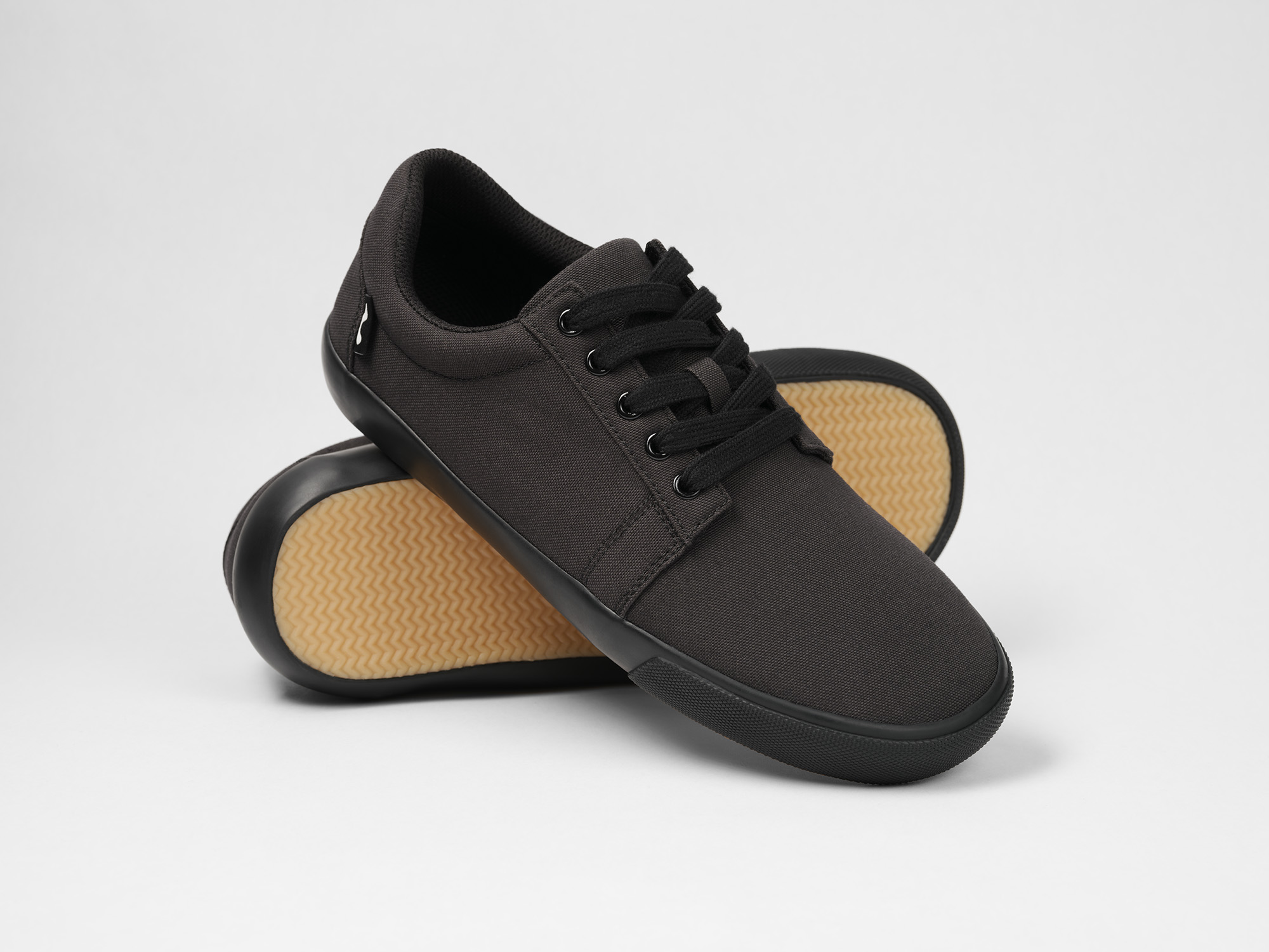 minimalist shoe like converse, vans but much wider