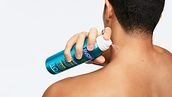 du_keracnyl_body spray_texture_product in model hand_16x9_01.2026.png