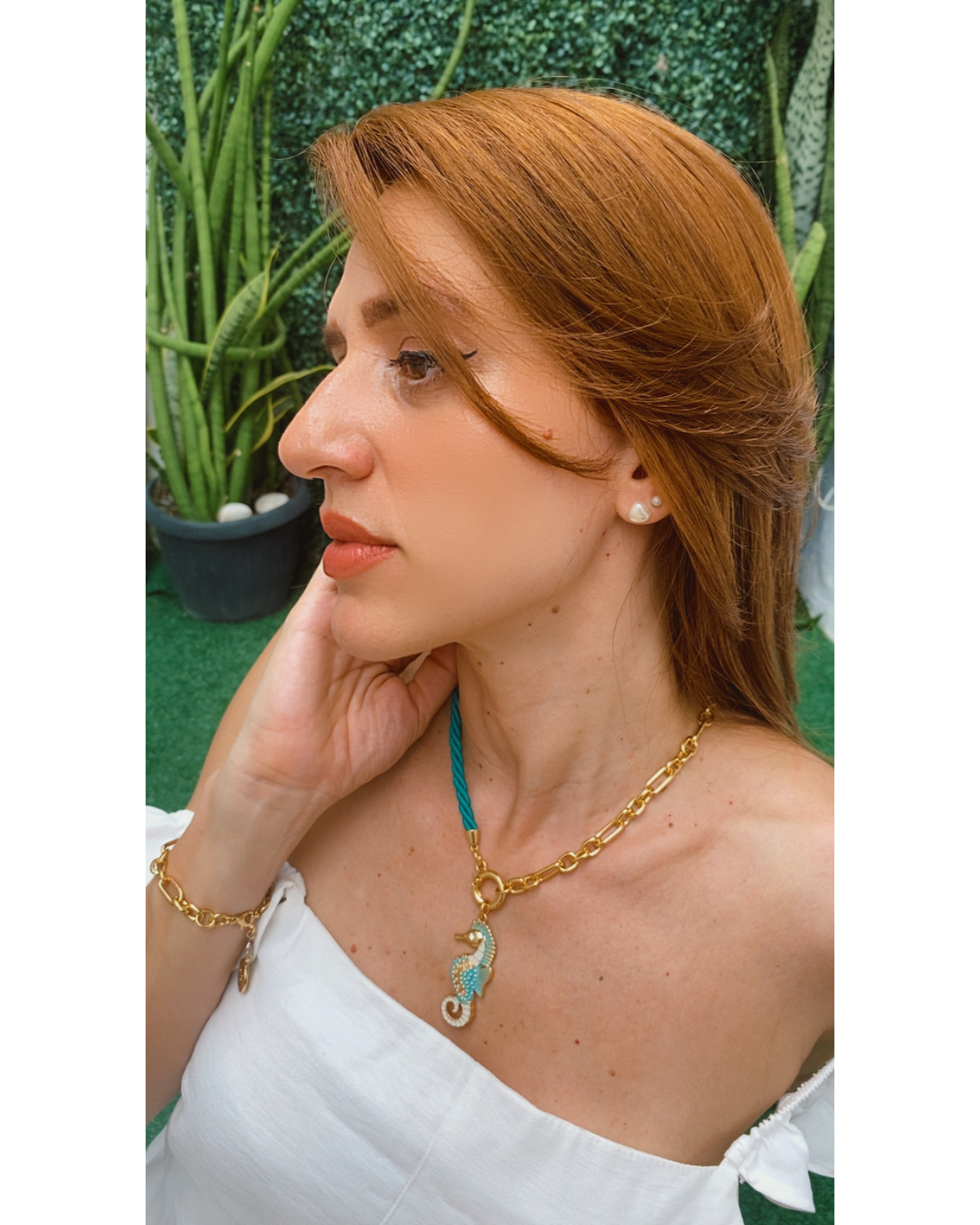 Colar Torçal Metade Corrente Cavalo Marinho Ouro com Tiffany