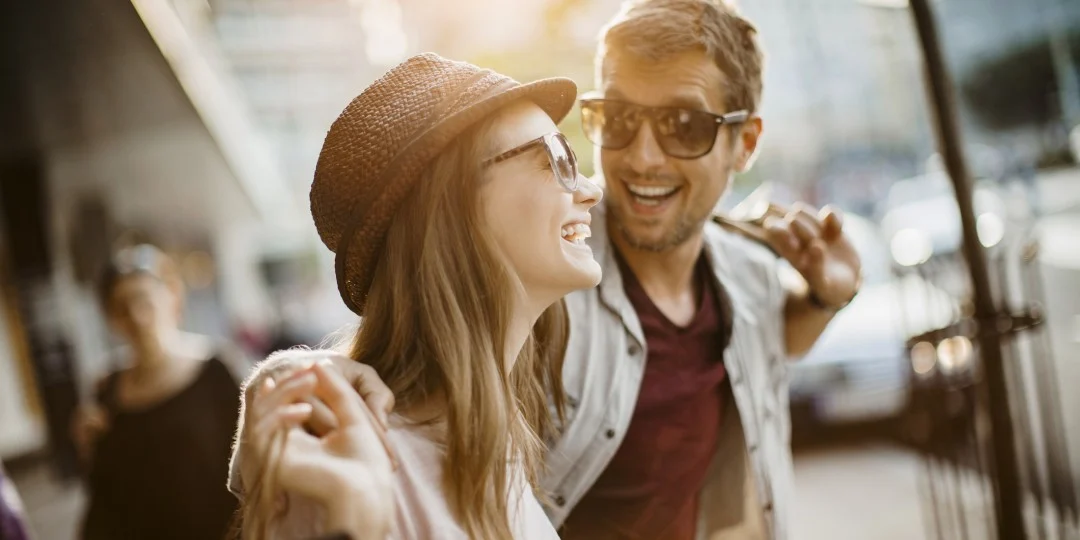 A couple laughing and enjoying life. Through mental health therapy at Marble Wellness, you can reach your goals and live a life of calm and peace.