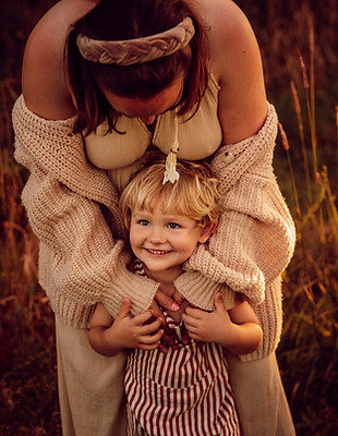 familienshooting in der Natur_sonnenuntergang_fotograf familienfotos_glückliche familie_ge