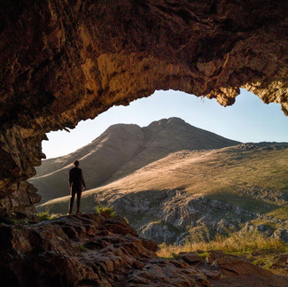 Vista de Cerro Tres Picos desde Cueva de Los Guanacos