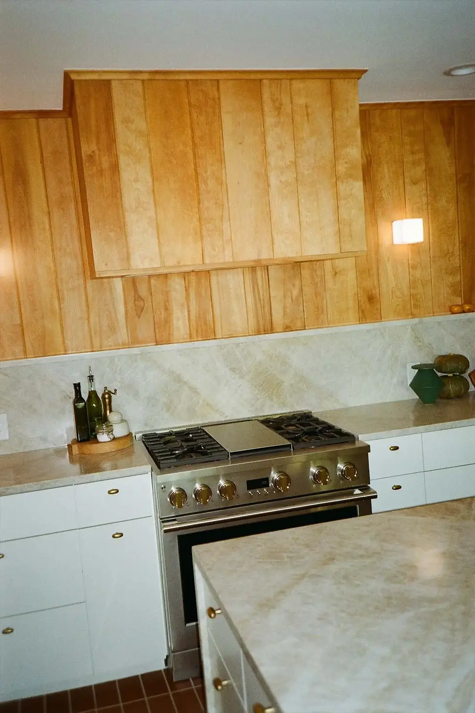Thumbnail: Kitchen with brass cabinet knobs