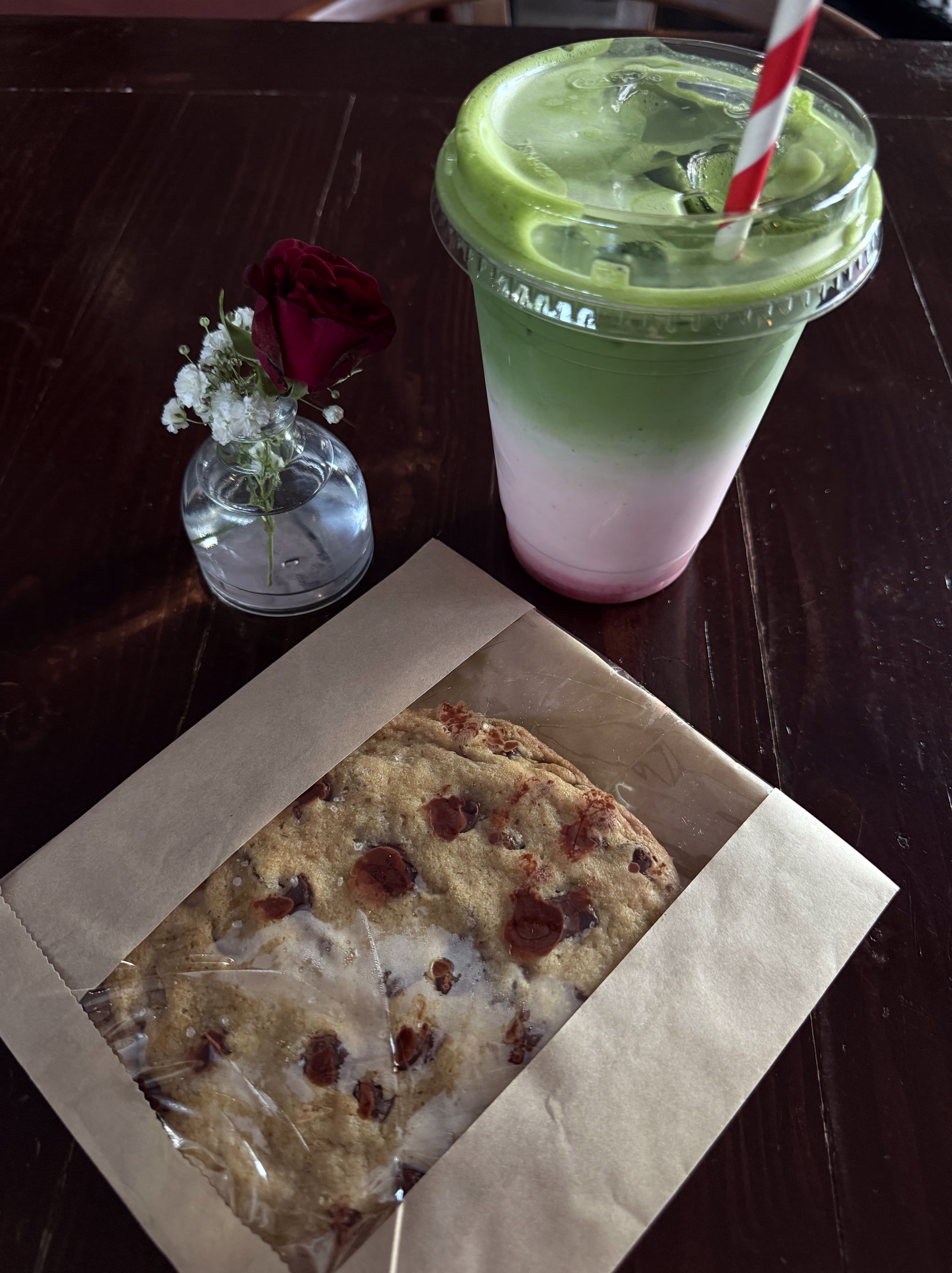 A Photo of the Big-O-Cookie & Strawberry Matcha. 