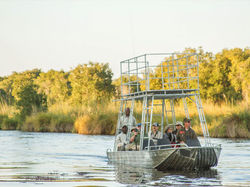 Botswana_safari_boating