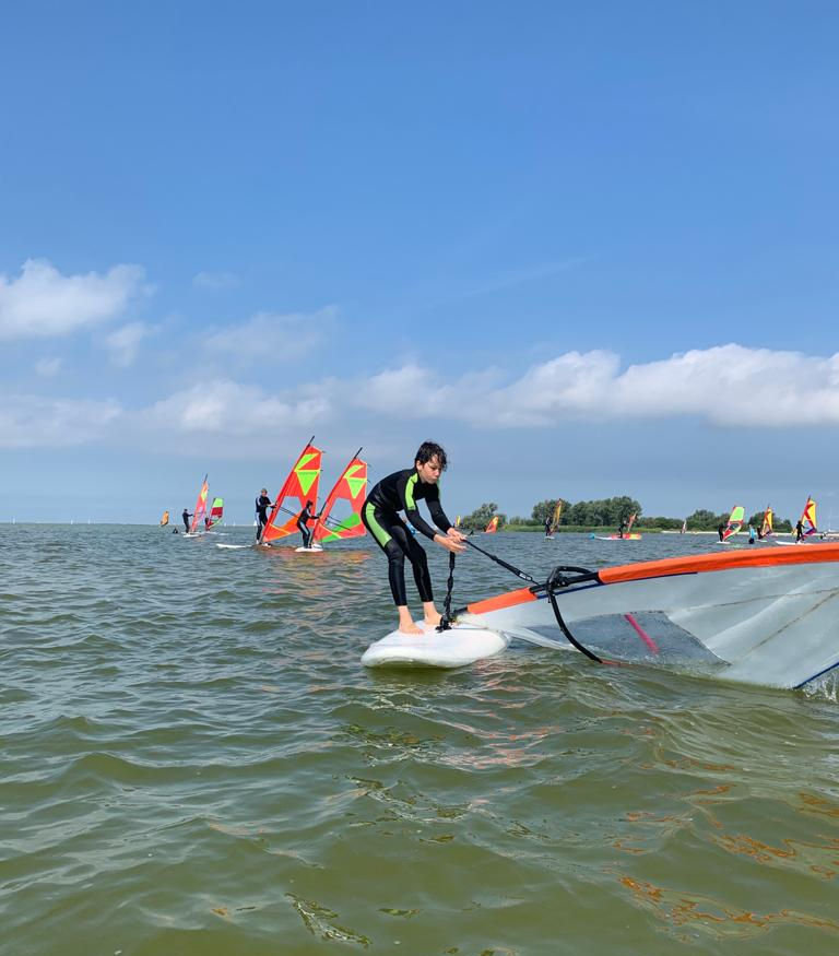 Surfles bij Makkum aan het IJsselmeer