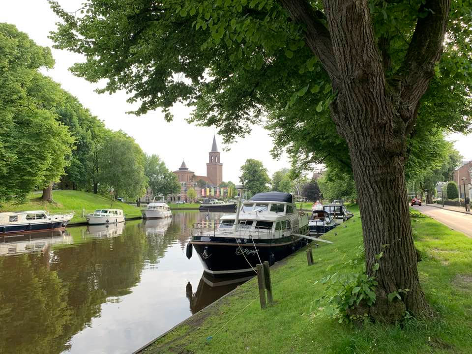 Bootjes in een gracht van de Prinsentuin in Leeuwarden